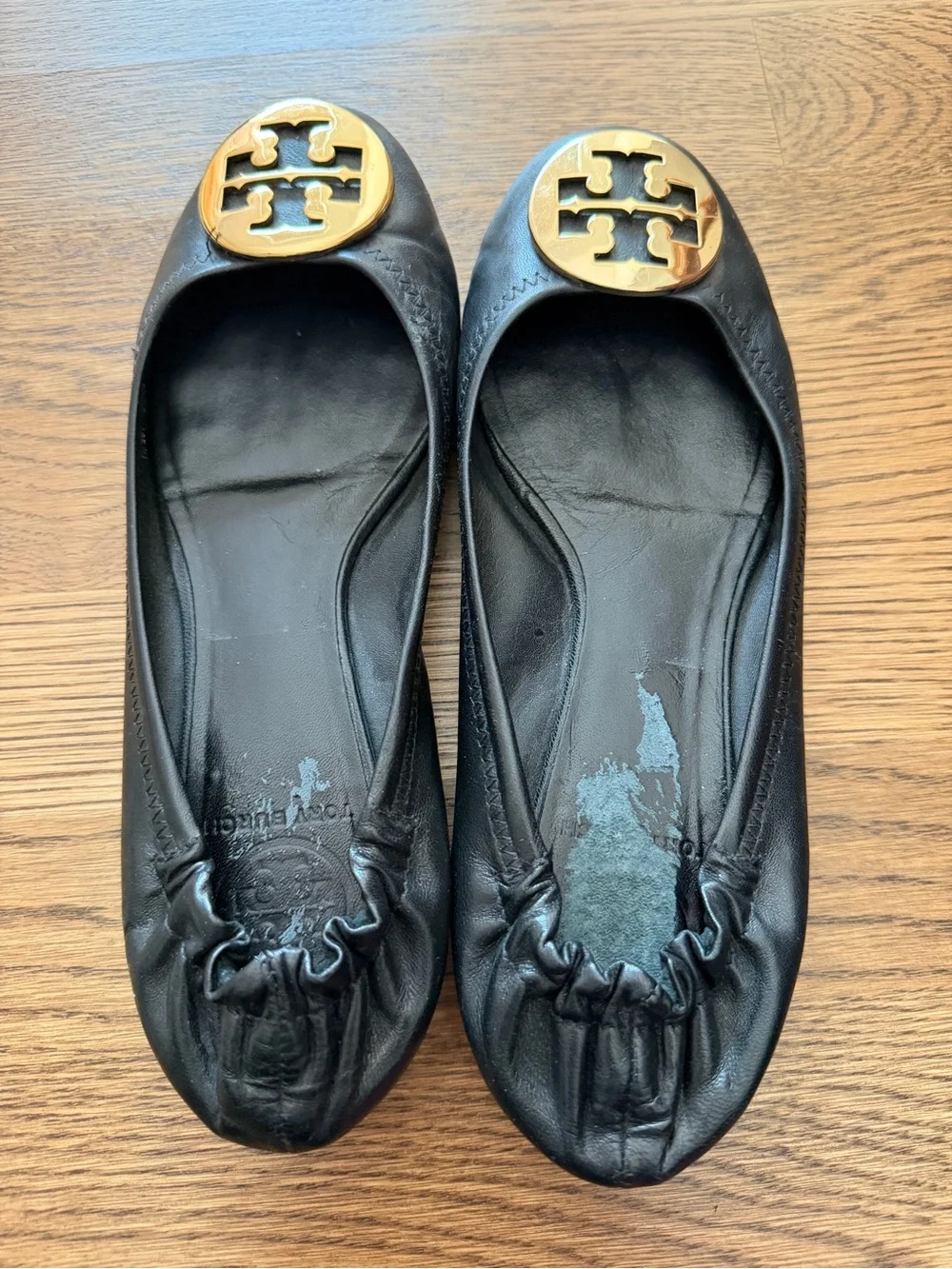 Tory Burch Black Leather Ballet Flats with Gold Logo Medallion 7.5 Shors